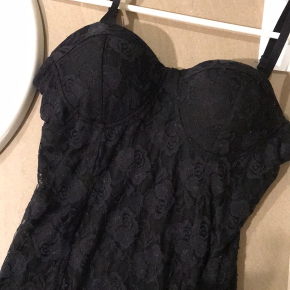 Laced corset-like top - Picture 2 of 4